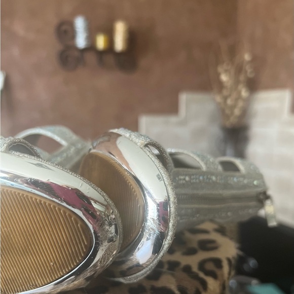 EUC- BLINGY ELEGANT HEELS WITH METALLIC BOTTOM BY SILVER SLIPPER SZ 9 - Picture 5 of 6